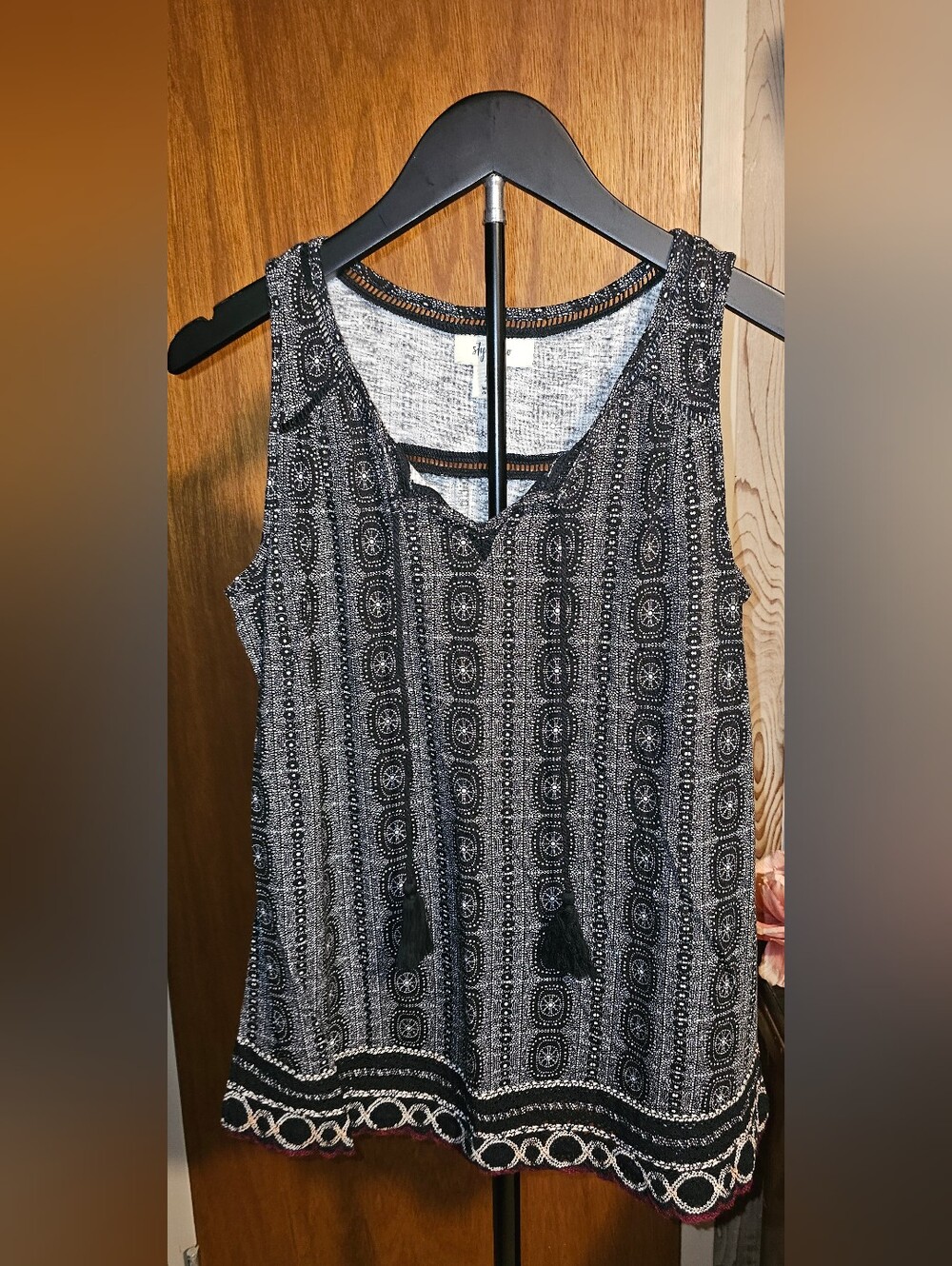 Style & Co. Black and White Sleeveless Patterned V-Neck Top